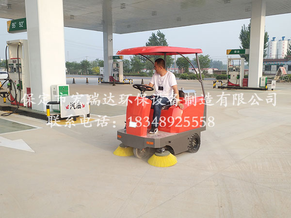 宏瑞達(dá)HRD-1400掃地車—雄安新區(qū)加油站使用案例