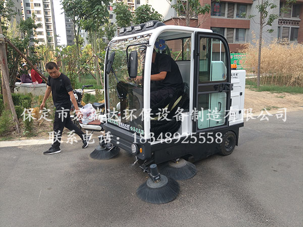 河北宏瑞達2000S電動掃地車走進阜平居民回遷區(qū)