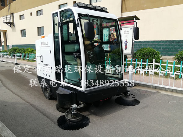 河北宏瑞達(dá)物業(yè)掃地車2100走進(jìn)太原千禧黃陵住宅小區(qū)