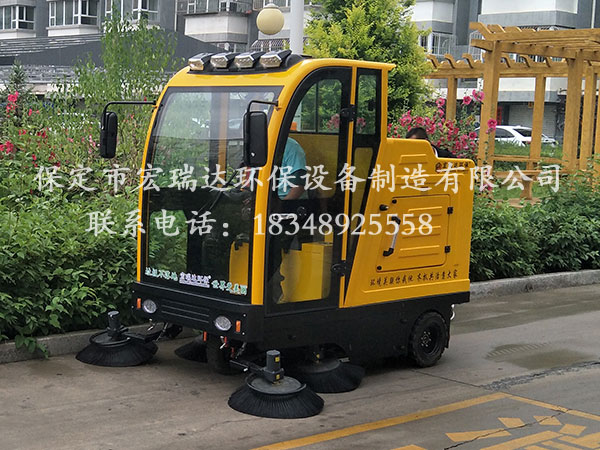 保定宏瑞達(dá)2150電動清掃車助力于陜西咸陽三原縣小區(qū)進(jìn)行清潔工作