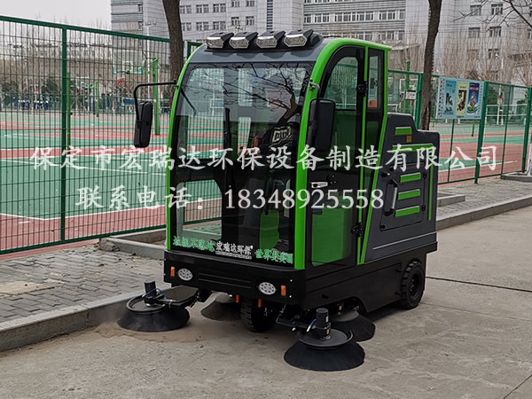 保定宏瑞達電動清掃車在廊坊固安高級中學(xué)上崗