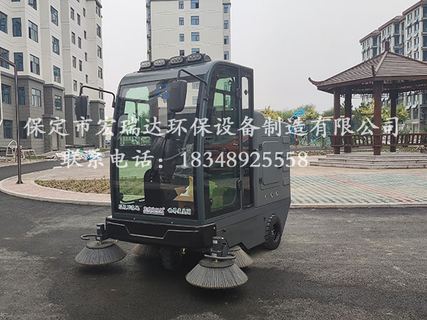 保定宏瑞達(dá)駕駛式清掃車(chē)在湖南懷化小區(qū)上崗